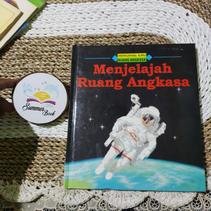 Cover Menjelajah Ruang Angkasa :  Mengenal Ilmu Ruang Angkasa / Lesley Sims