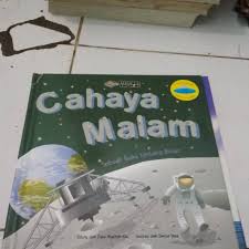 Cover Cahaya Malam :  Sebuah Buku tentang Bulan / Tantrini Andang