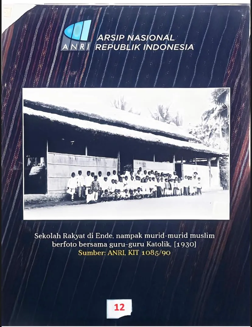 Cover CITRA KABUPATEN ENDE DALAM ARSIP " SEKOLAH RAKYAT DI ENDE, NAMPAK MURID-MURID MUSLIM BERFOTO BERSAMA GURU-GURU KATOLIK, (1930)"