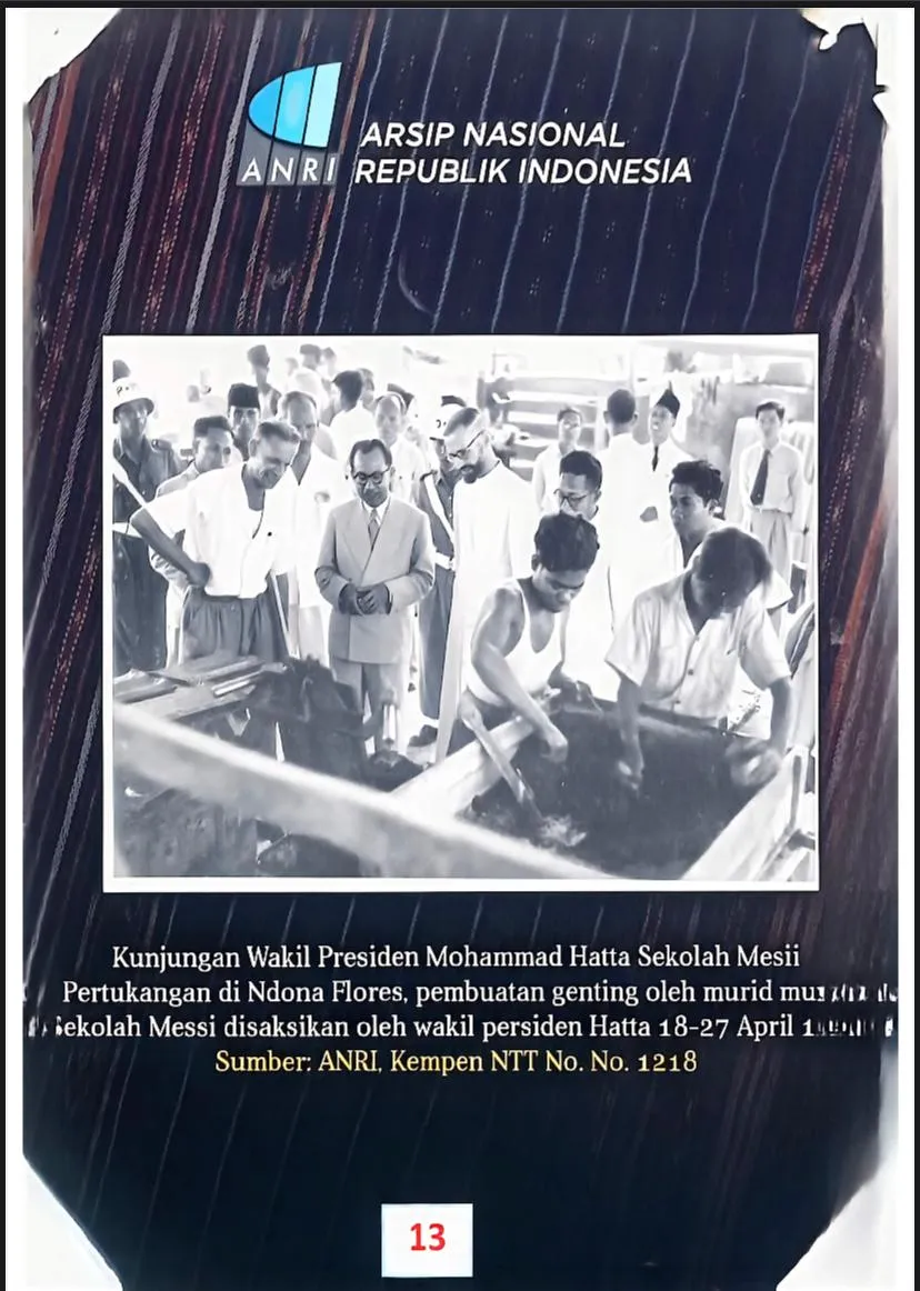 Cover CITRA KABUPATEN ENDE DALAM ARSIP "KUNJUNGAN WAKIL PRESIDEN MOHAMMAD HATTA SEKOLAH MESIN PERTUKANGAN DI NDONA, FLORES,PEMBUATAN GENTING OLEH MURID-MURID MUSLIM BERFOTO BERSAMA GURU-GURU KATOLIK, (1930)"