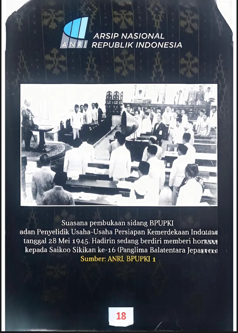 Cover CITRA KABUPATEN ENDE DALAM ARSIP "SUASANA PEMBUKAAN SIDANG BPUPKI ( BADAN PENYELIDIK USAHA-USAHA PERSIAPAN KEMERDEKAAN INDONESIA), TANGGAL 28 MEI 1945. HADIRIN SEDANG BERDIRI MEMBERI HORMAT KEPADA SAIKO SIKIKAN KE-1"