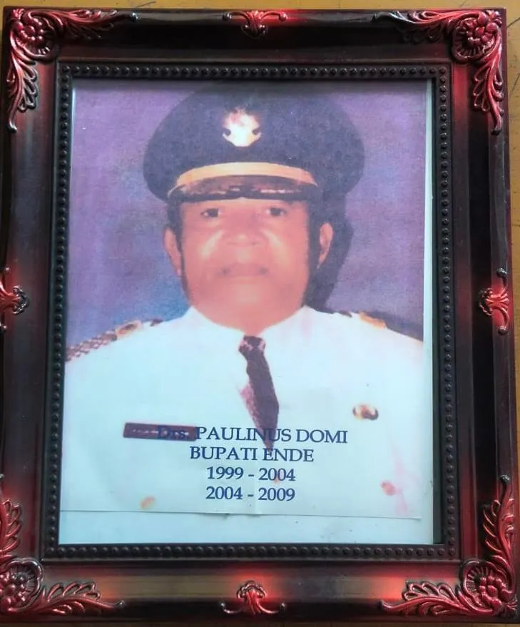Cover BUPATI ENDE Drs. Paulinus Domi (1999-2004 dan 2004-2009)