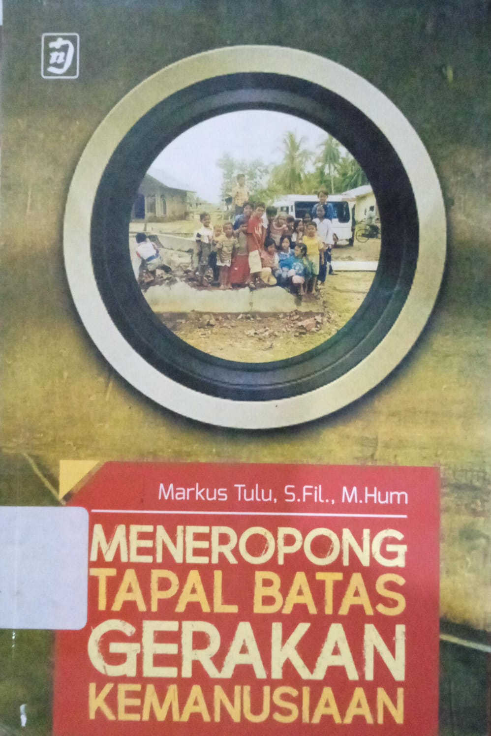 Cover Mneropong Tapal Batas Gerakan Kemanusiaan :  Markus Tulu, S. Fil., M.Hum