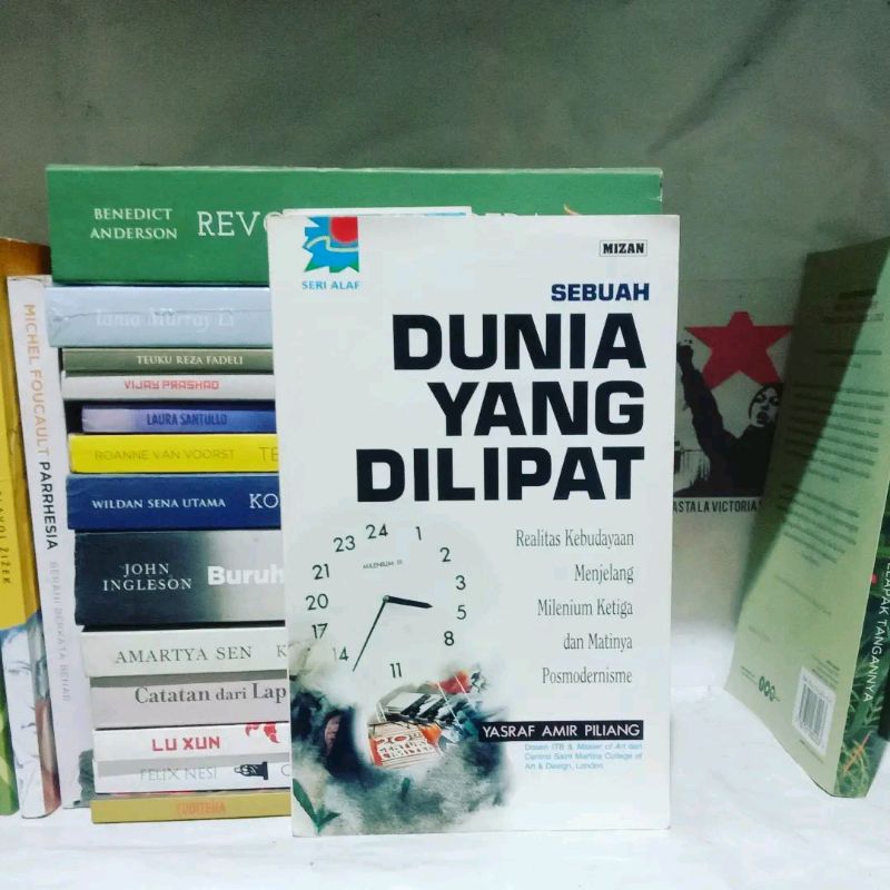 Cover Sebuah Dunia Yang Lipat :  Realitas Kebudayaan Menjelang Ketiga dan Matinya Posmodernisme / Yasraf Amir Piliang