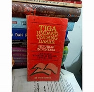 Cover Tiga Undang Undang Dasar :  - UUD RI 1945 - Konstitusi RIS 1950 - UUD 1950