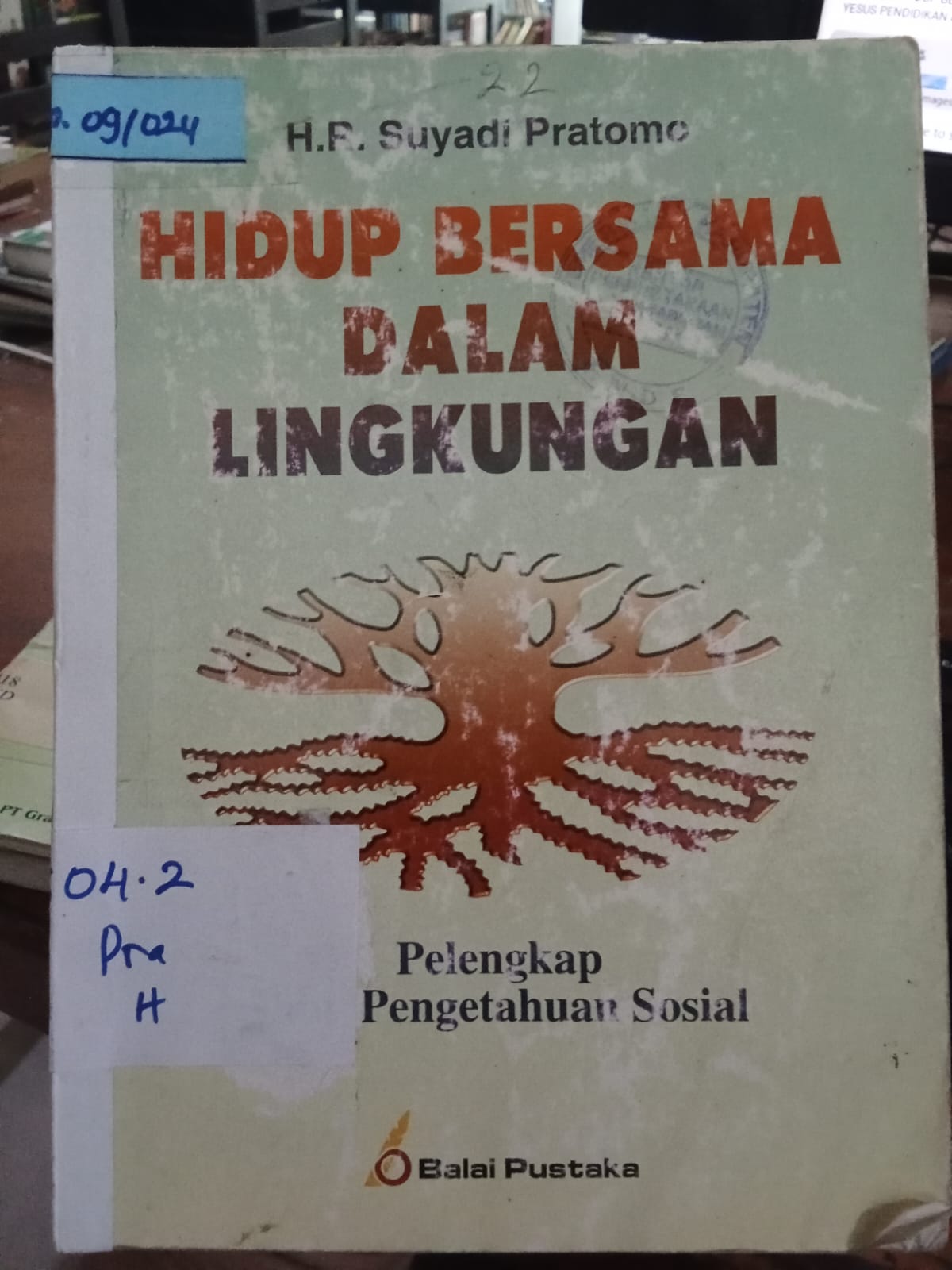 Cover Hidup Bersama Dalam Lingkungan / Pratomo Suhadi