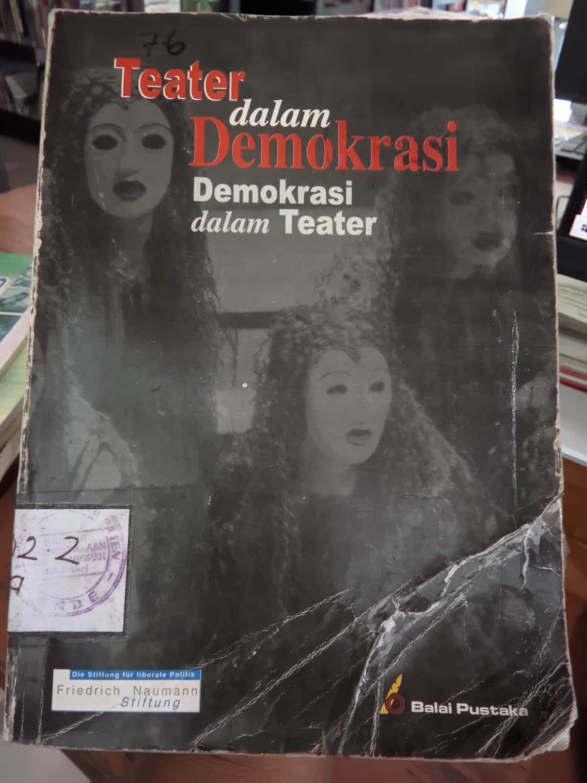 Cover Teater Dalam Demokrasi Demokrasi Dalam Teater / Safari,Agus