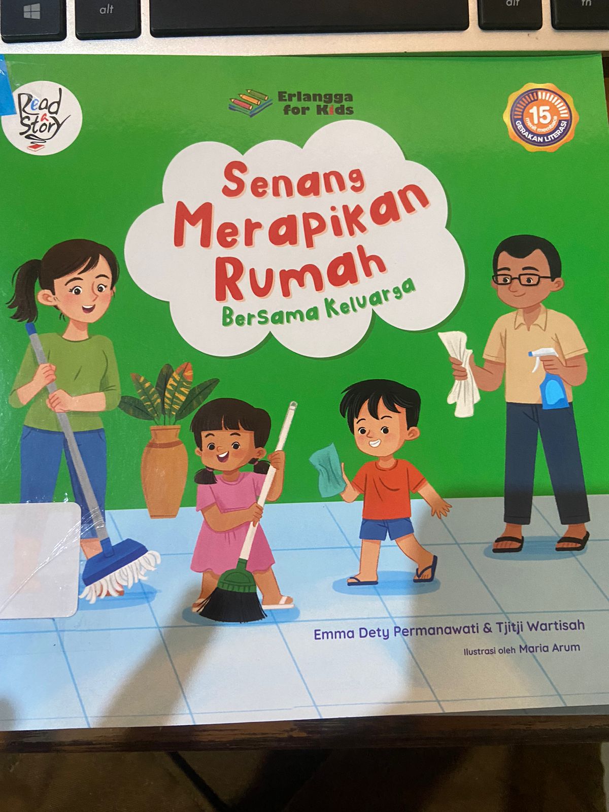 Cover Senang Merapikan Rumah Bersama Keluarga :  Permanawati, Emma Dety, Wartisah, Tjitji