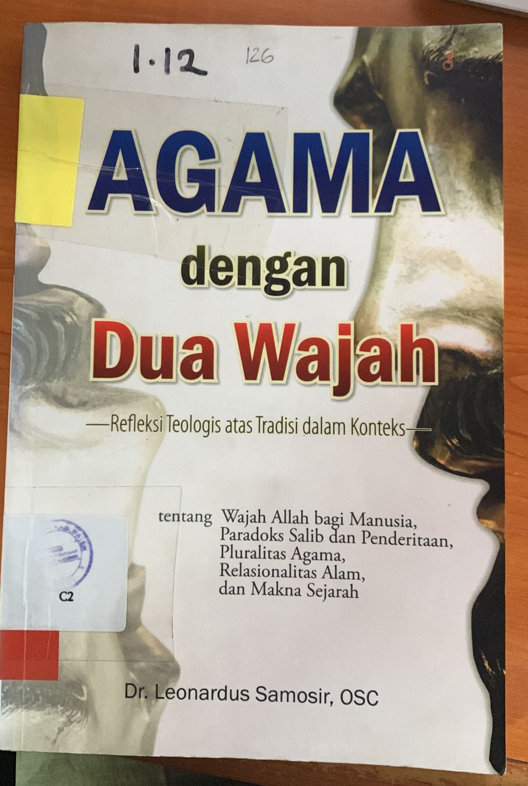 Cover Agama dengan Dua Wajah / Leonardus Samosir