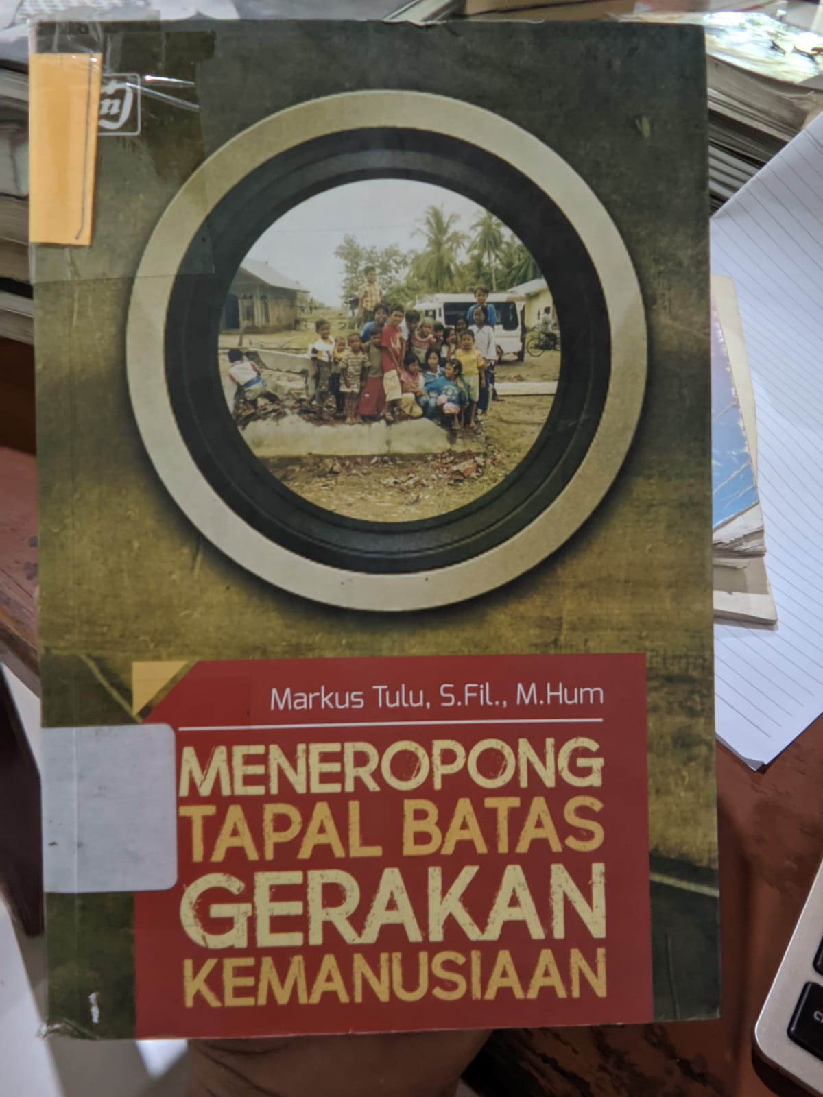 Cover Meneropong Tapal Batas Gerakan Kemanusiaan / Markus Tulu