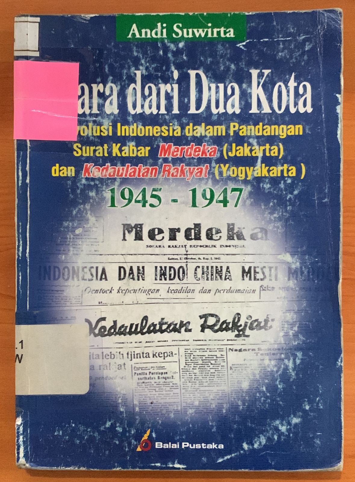 Cover Suara dari Dua Kota :  Revolusi Indonesia Dalam Pandangan Surat Kabar Merdeka dan Kedaulatan Rakyat 1945-1947 / Andi Suwirta