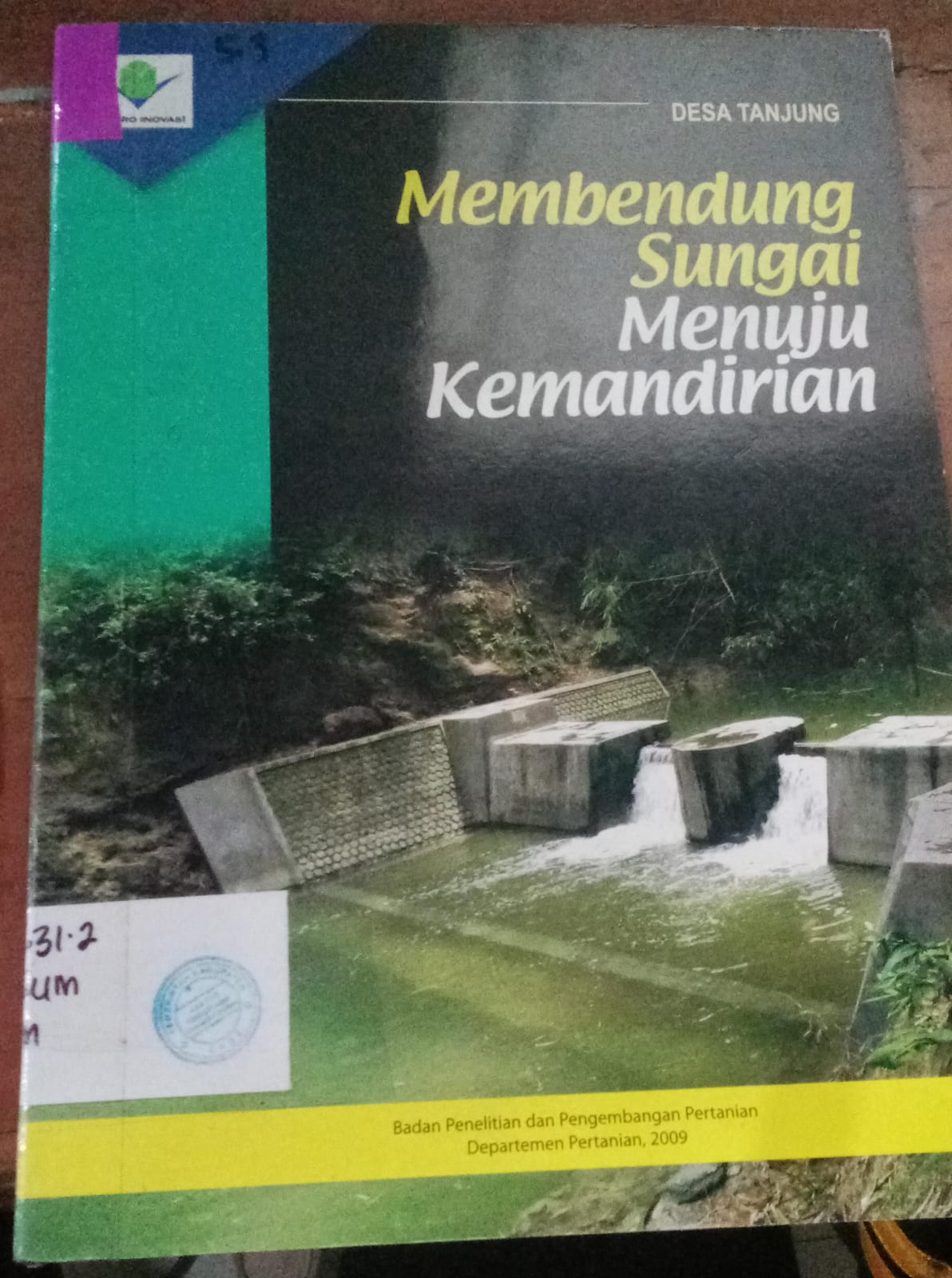 Cover Membendung Sungai Menuju Kemendirian / Sumanto
