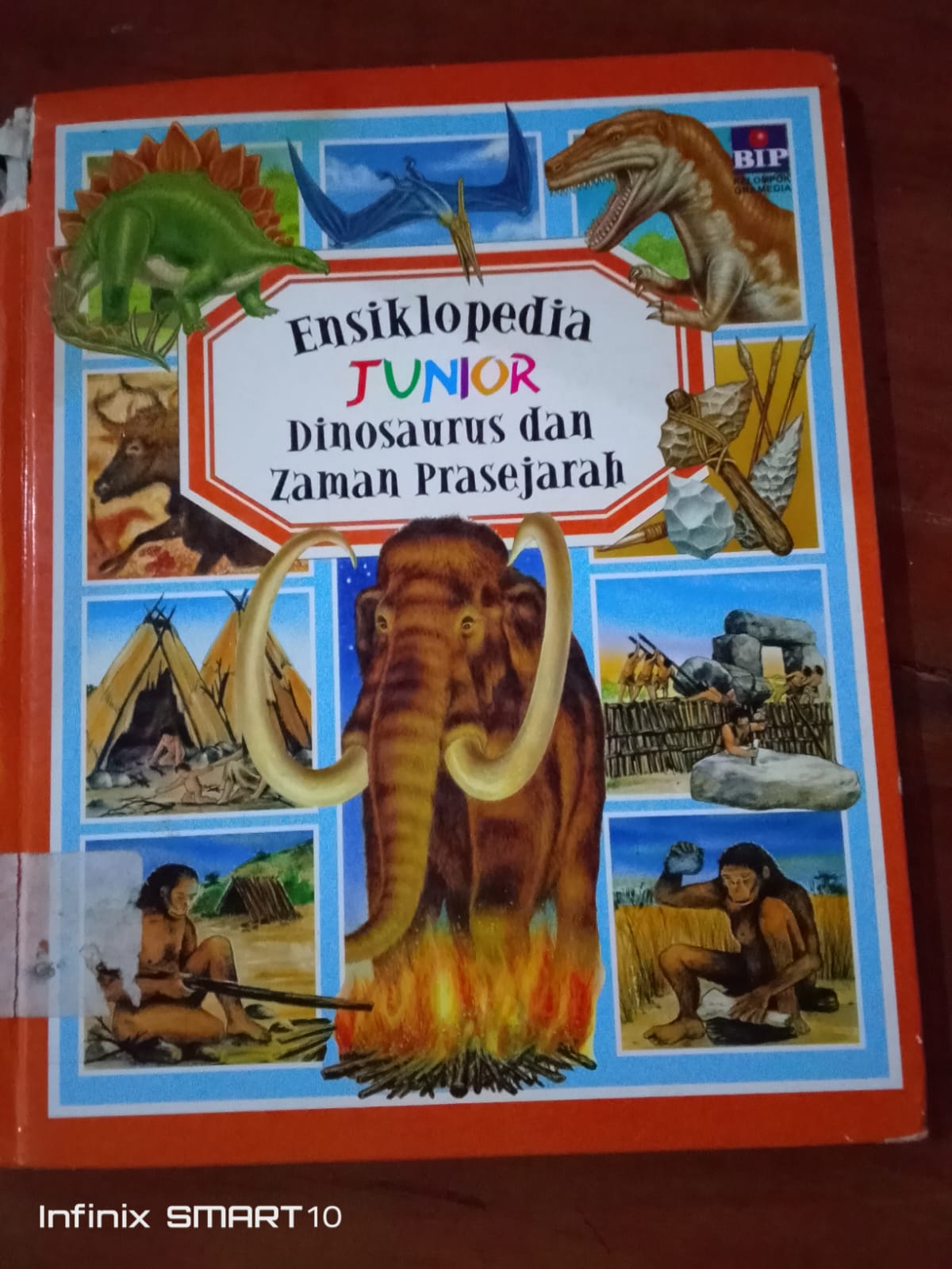 Cover Ensiklopedia Junior Dinosaurus Dan Zaman Prasejarah