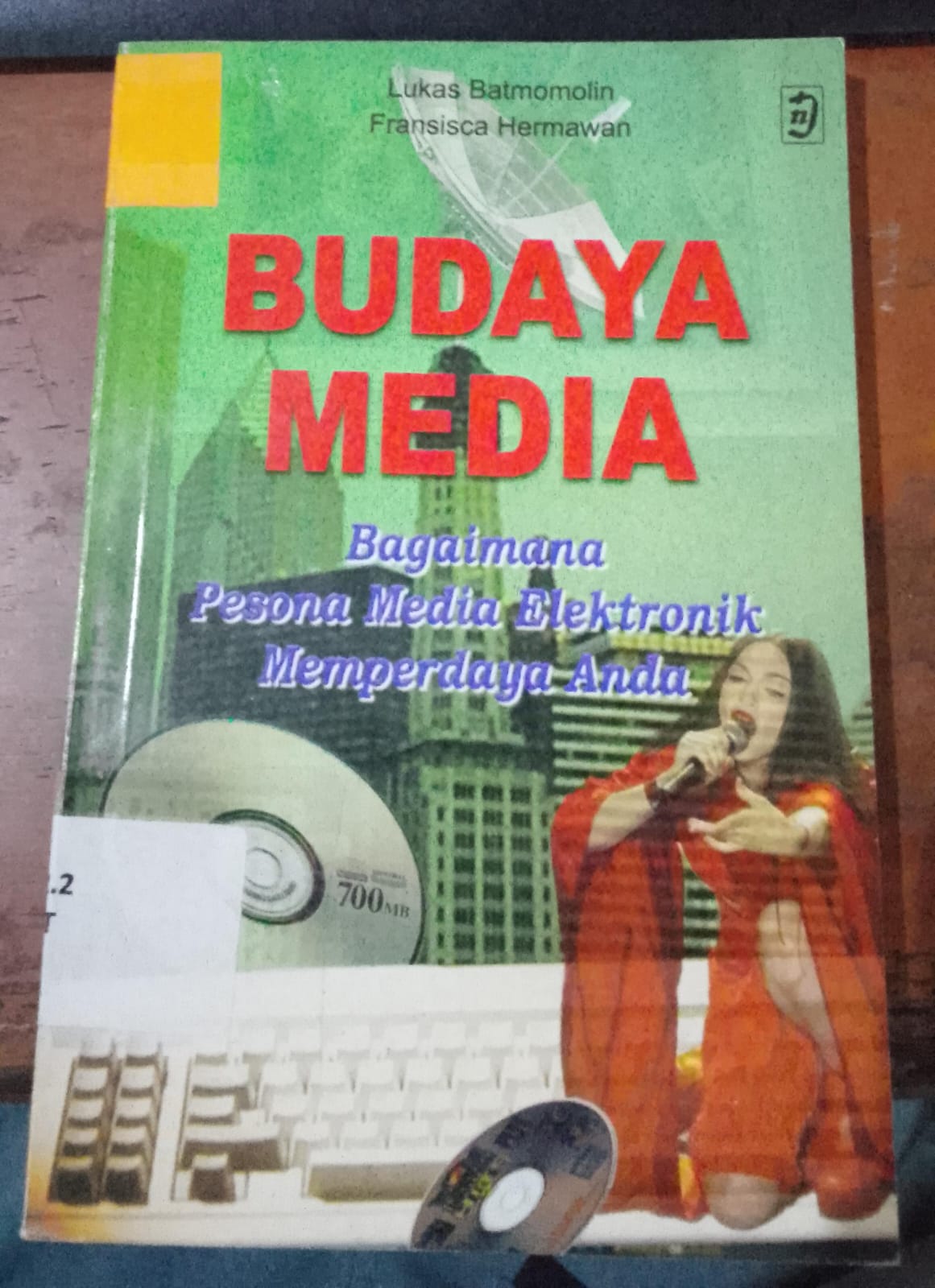 Cover Budaya Media :  Bagaimana Pesona Media Eletronik Memperdaya Anda / Batmomolin, Lukas