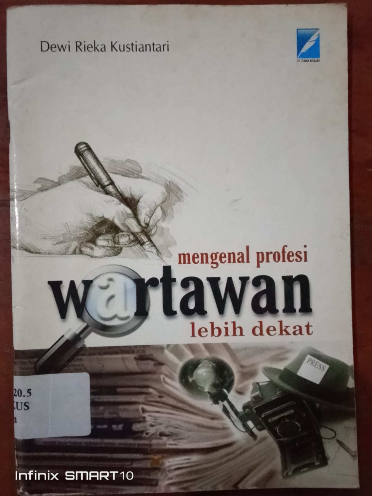Cover Mengenal Provesi Wartawan Lebih Dekat / Dewi Rieka Kustiantari
