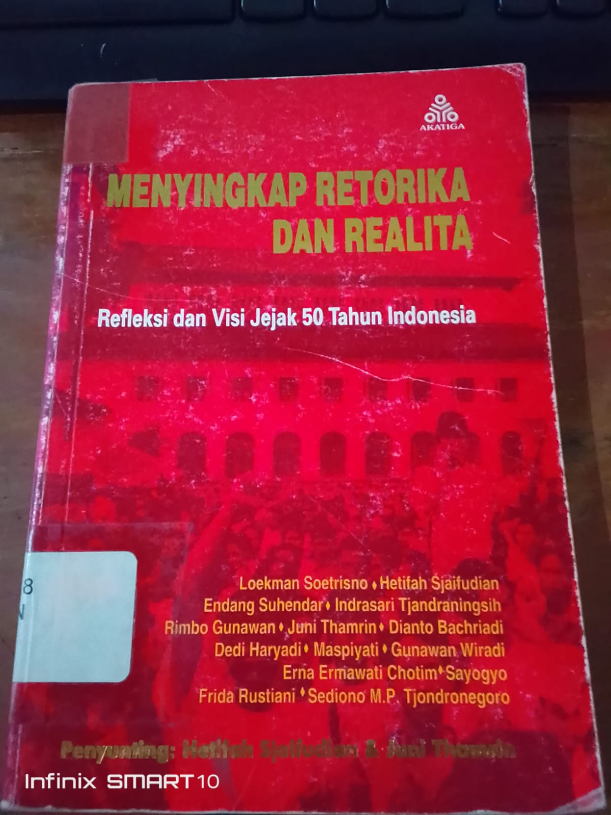 Cover Mmenyikap Retorika Dan Realita / Juni Thamrin