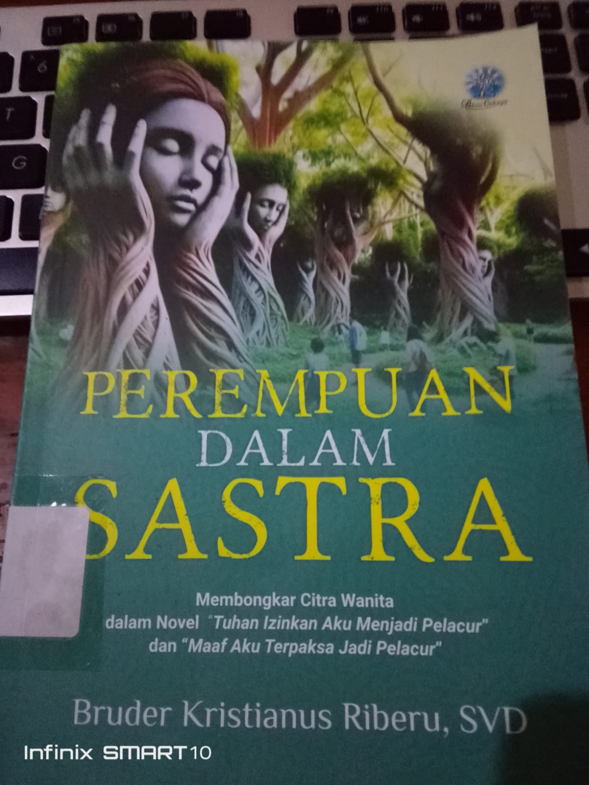Cover Perempuan Dalam  sastra / Bruder kristianus riberum
