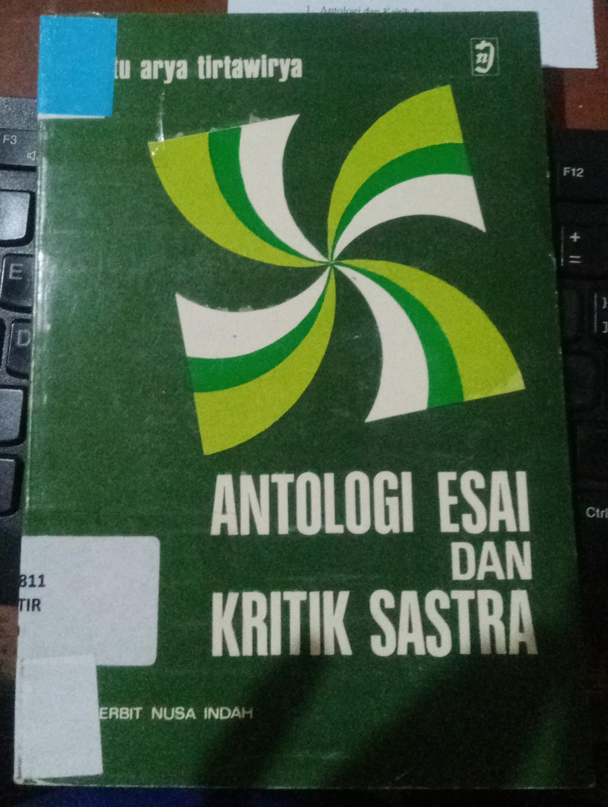 Cover Antologi Esai Dan Kritik Sastra / Tirtawirya Arya Putu