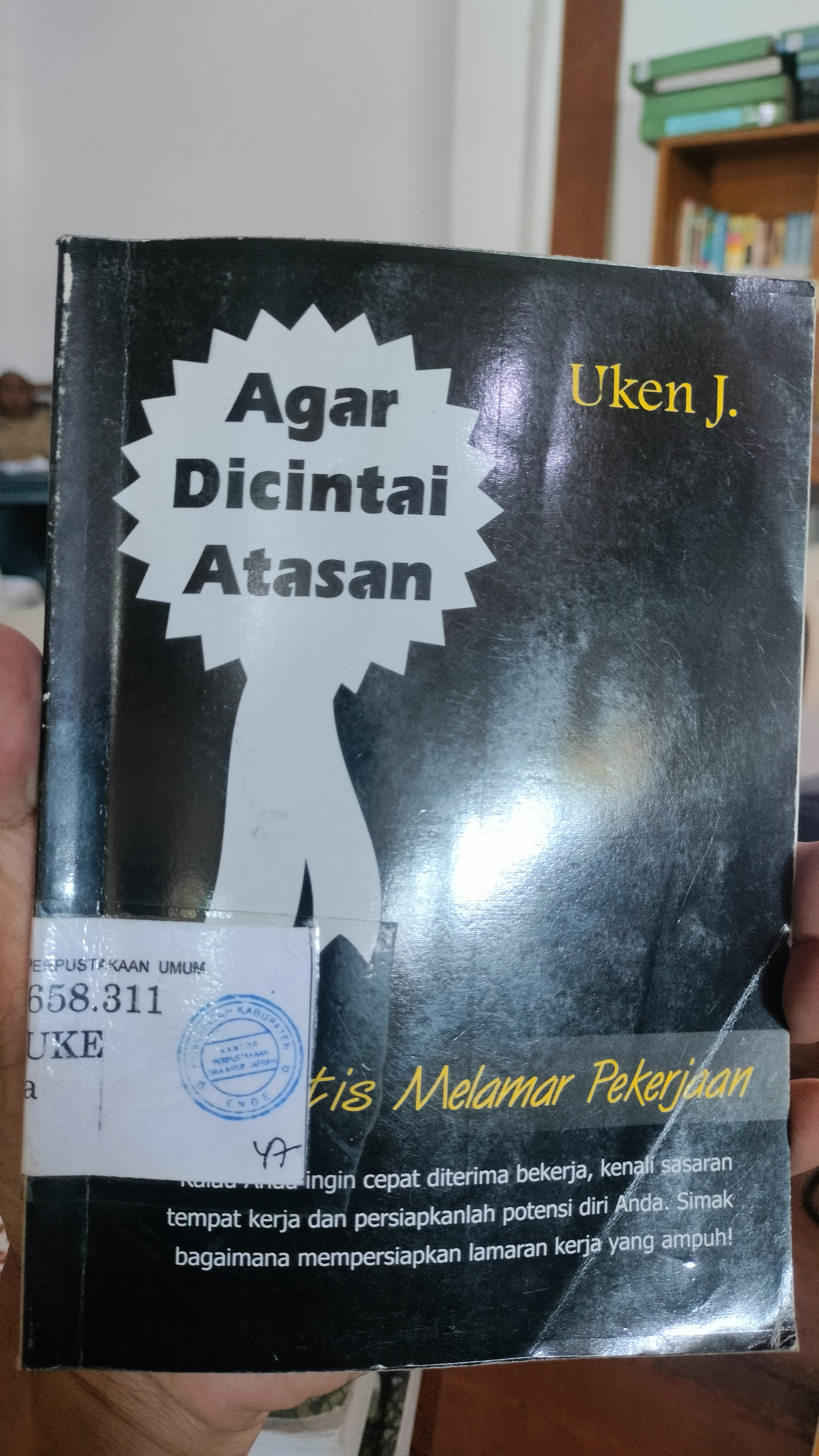 Cover Agar Dicintai Atasan :  Kiat Praktis Melamar Pekerjaan / Uken j